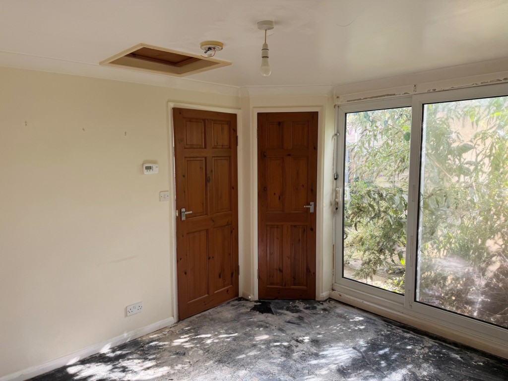 Lot: 22 - ONE-BEDROOM BUNGALOW WITH GARDEN FOR INVESTMENT OR OCCUPATION - Living Room